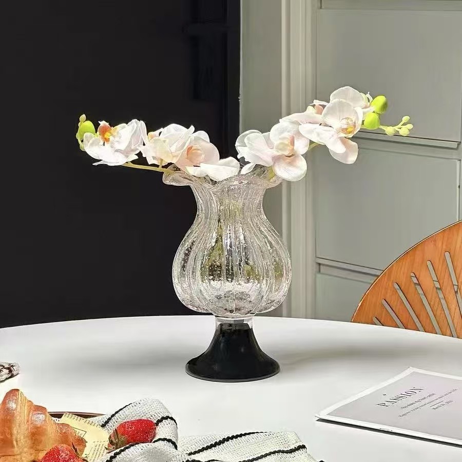 Različne steklene vaze nenavadnih oblik