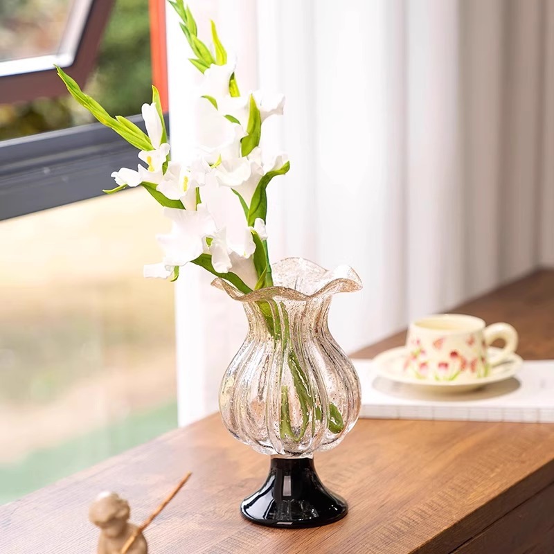 Luksuzna visoka steklena vaza v vintage slogu z zlatimi pikami