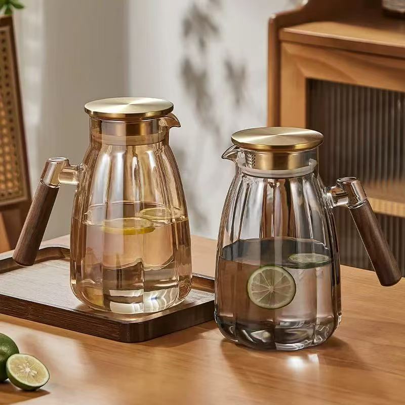 Bučni vrč za vodo z orehovim ročajem